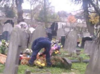 50χρονη έβαλε κρυφή κάμερα στον τάφο του άντρα της – Πάγωσε με αυτό που είδε (photo) – Funny-Περίεργα