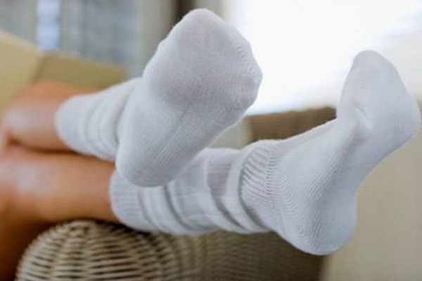 Διατηρήστε τις λευκές κάλτσες πεντακάθαρες και αστραφτερές με αυτά τα 2 υλικά – Σπίτι