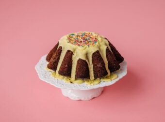 Wacky Cake: Πεντανόστιμο και ονειρεμένο vegan κέικ σοκολάτας με συνταγή του 1930 – Συνταγές