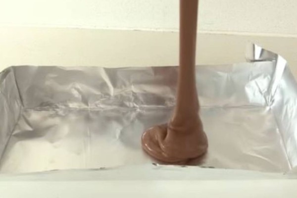 Ρίχνει σοκολάτα μέσα σε ταψί με αλουμινόχαρτο – Όταν βάζει τις φράουλες, φτιάχνει κάτι μοναδικό – Συνταγές