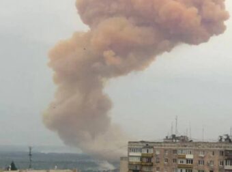 Πόλεμος στην Ουκρανία: Βομβαρδίστηκε δεξαμενή νιτρικού οξέος στο Σεβεροντονέτσκ – Ροζ σύννεφο κάλυψε την πόλη (Video) – Κόσμος