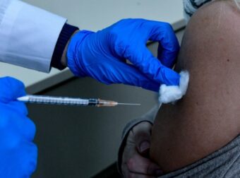Τέταρτη δόση του εμβολίου του κορωνοϊού για όλους: Το παίρνει απόφαση η κυβέρνηση