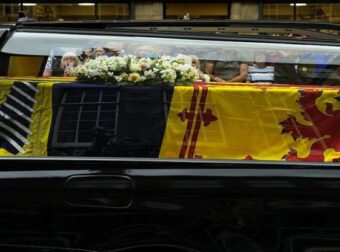 Βασίλισσα Ελισάβετ: Η σοpός της έφτασε στο Εδιμβούργο – Οι αποκαρδιωτικές εικόνες της θλίψης και η κοσμοσuρροή – Κόσμος