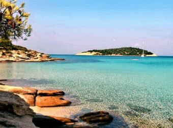 Διάπορος: Το άγνωστο εξωτικό ελληνικό νησί που έχει ζεστά νερά όλο το χρόνο και καθόλου κύμα