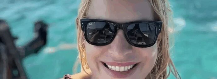Η Ελένη Μενεγάκη βρέθηκε πρόσφατα στους μαγευτικούς Παξούς και απόλαυσε το καλοκαιρινό της μπάνιο στα κρυστάλλινα νερά του νησιού.