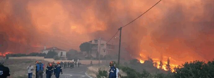 Φωτιά στη Χίο: Ανεξέλεγκτα τα μέτωπα – Σε απόσταση αναπνοής από τα σπίτια οι φλόγες, έχουν καεί αποθήκες