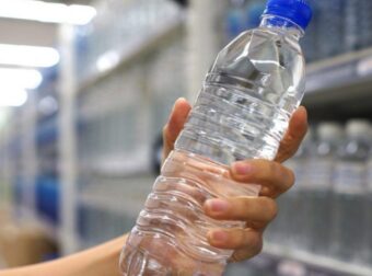 Νερό σε πλαστικό μπουκαλάκι: Αυτό πρέπει να το γνωρίζεις