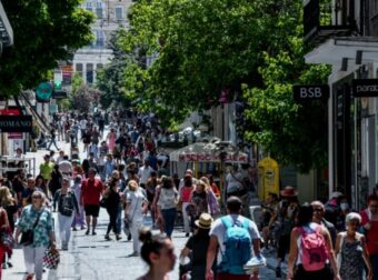 Θερινές εκπτώσεις 2025: «Κλείδωσε» η ημέρα που ξεκινούν – Το ωράριο των καταστημάτων – Η Κυριακή που θα είναι ανοιχτά