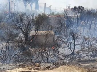 Καίγονται σπίτια από τη φωτιά στην Παλαιά Φώκαια – 112 για εκκενώσεις στο Θυμάρι και τον όρμο Καταφυγή