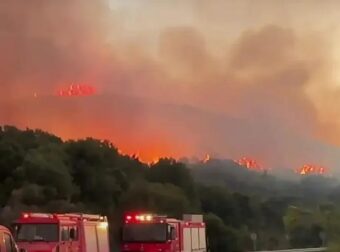 ΦΩΤΙΑ ΤΩΡΑ: Οι θυελλώδεις άνεμοι δυσχαιρένουν το έργο των εναέριων μέσων