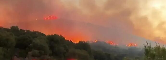 ΦΩΤΙΑ ΤΩΡΑ: Οι θυελλώδεις άνεμοι δυσχαιρένουν το έργο των εναέριων μέσων