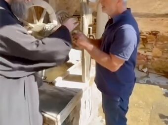 Η στιγμή που ο Μελ Γκιμπσον πίνει Αγιασμό στο Άγιο Όρος