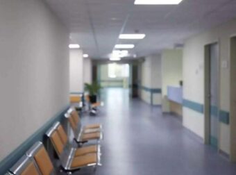 ΕΚΤΑΚΤΗ ΕΙΔΗΣΗ ΓΙΑ ΤΗΝ ΓΙΑΤΡΟ ΠΟΥ ΝΟΣΕΙ ΜΕ ΑΙΜΟΡΡΑΓΙΚΟ ΠΥΡΕΤΟ – ΤΙ ΕΠΑΘΑΝ 25 ΣΥΝΑΔΕΛΦΟΙ ΤΗΣ ΠΟΥ ΗΡΘΑΝ ΣΕ ΕΠΑΦΗ ΜΑΖΙ ΤΗΣ