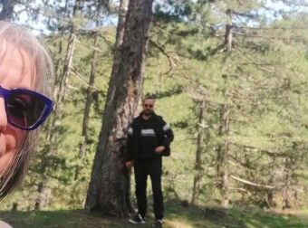 Βασίλης Καλογήρου: Η μητέρα του αποχαιρετά την εισαγγελία – «Δούλεψα έχοντας 2 παιδιά και φεύγω έχοντας το ένα στο μνήμα»