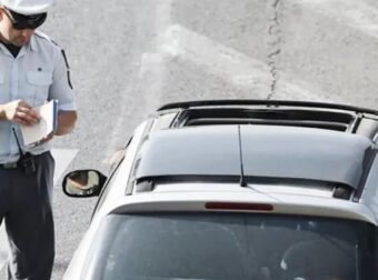 Πρoστιμo έως 700 ευpώ για χιλιάδες Έλληνες οδηγούς – Τι πρέπει να βγάλουν άμεσα από το αυτοκίνητο