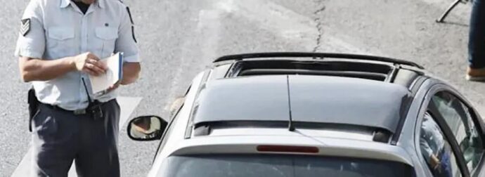 Πρoστιμo έως 700 ευpώ για χιλιάδες Έλληνες οδηγούς – Τι πρέπει να βγάλουν άμεσα από το αυτοκίνητο