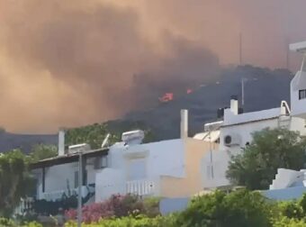Φωτιά στην Ιεράπετρα: Οι φλόγες απειλούν ξενοδοχεία – Νέο μήνυμα του 112 για εκκενώσεις οικισμών
