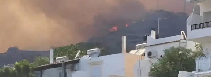Φωτιά στην Ιεράπετρα: Οι φλόγες απειλούν ξενοδοχεία – Νέο μήνυμα του 112 για εκκενώσεις οικισμών
