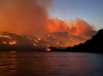 Ανεξέλεγκτη η φωτιά στο Λασίθι – Κάηκαν σπίτια και απειλούνται ξενοδοχεία – Εκκενώσεις οικισμών, κόσμος απομακρύνθηκε με σκάφη
