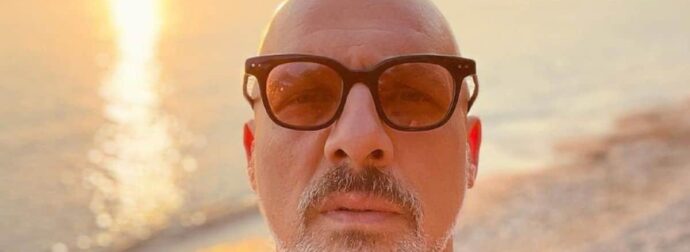 Σούσουρο στη showbiz με τον Νίκο Μουτσινά: Στην φόρα η σχέση του με πασίγνωστο Έλληνα τραγουδιστή