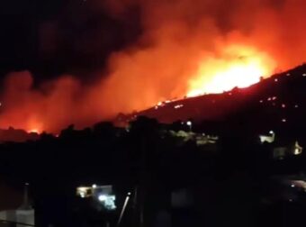 ΜΕΓΑΛΗ ΦΩΤΙΑ ΤΩΡΑ ΜΕΣΑ ΣΤΗ ΝΥΧΤΑ – ΣΤΟΥΣ ΔΡΟΜΟΥΣ ΟΙ ΚΑΤΟΙΚΟΙ – ΣΤΙΣ ΑΥΛΕΣ ΤΟΥΣ ΟΙ ΦΛΟΓΕΣ