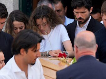 Ντιόγκο Ζότα: Τελευταίο αντίο με δάκρυα και σιωπή – Ο σπαραγμός της γυναίκας του πάνω από το φέρετρο του Πορτογάλου άσου της Λίβερπουλ