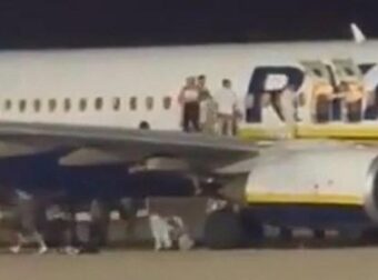 Πανικός σε πτήση της Ryanair: Σήμανε συναγερμός για φωτιά – Επιβάτες πήδηξαν από το φτερό – 18 οι τραυματίες
