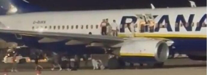 Πανικός σε πτήση της Ryanair: Σήμανε συναγερμός για φωτιά – Επιβάτες πήδηξαν από το φτερό – 18 οι τραυματίες