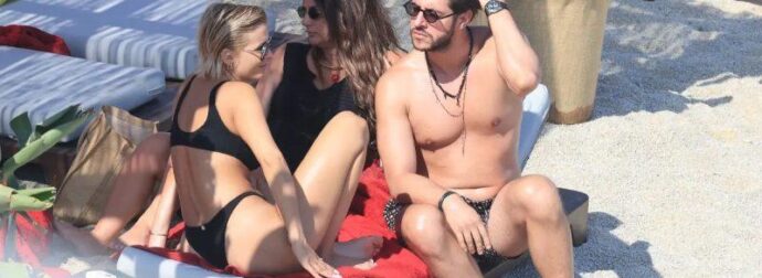 Δεν είχαν δει την κάμερα: Το φιλί στο στόμα σε παραλία της Μυκόνου για γνωστό ζευγάρι