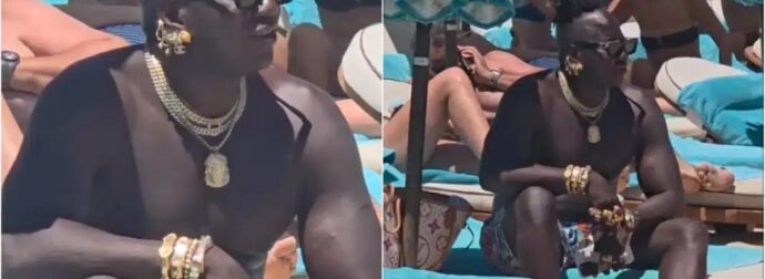 Τουρίστας 1024 καρατίων στην Μύκονο έγινε viral με τα κοσμήματα που φόρεσε για να πάει παραλία