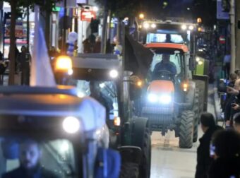 ΛΑΡΙΣΑ: ΧΑΜΟΣ ΜΕ ΤΟΥΣ ΑΓΡΟΤΕΣ – ΒΓΗΚΑΝ ΕΞΩ ΣΤΟΥΣ ΔΡΟΜΟΥΣ ΓΙΑ ΝΑ ΔΙΑΜΑΡΤΥΡΗΘΟΥΝ ΓΙΑ ΤΟΝ ΟΠΕΚΕΠΕ
