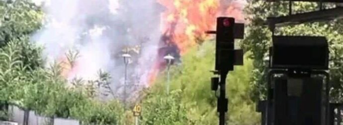 ΦΩΤΙΑ ΤΩΡΑ: ΚΑΙΓΟΝΤΑΙ ΤΑ ΑΝΩ ΠΑΤΗΣΙΑ ΔΙΠΛΑ ΑΠΟ ΤΟΝ ΗΛΕΚΤΡΙΚΟ – «ΠΝΙΓΟΝΤΑΙ» ΣΤΟΝ ΚΑΠΝΟ – ΑΛΛΑΖΟΥΝ ΟΛΑ ΤΑ ΔΡΟΜΟΛΟΓΙΑ