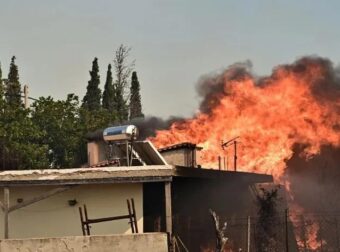 Εφιάλτης ΤΩΡΑ: Πύρινη κόλαση – Καίγονται σπίτια, ανεξέλεγκτες 4 φωτιές