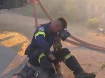 Φωτιά τώρα στο Κρυονέρι: Εθελοντής πυροσβέστης κατέρρευσε και οι συνάδελφοί του τον αγκάλιασαν