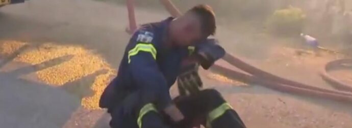 Φωτιά τώρα στο Κρυονέρι: Εθελοντής πυροσβέστης κατέρρευσε και οι συνάδελφοί του τον αγκάλιασαν