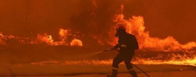 Δεκάδες πυρκαγιές σε όλη τη χώρα – Υπεράνθρωπες προσπάθειες των πυροσβεστών – Εγκλωβισμένοι ηλικιωμένοι και κάτοικοι