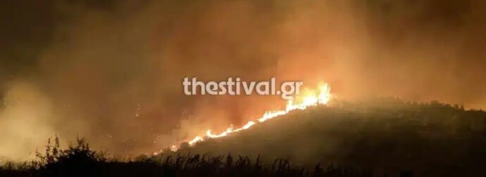 Θεσσαλονίκη: Μαίνεται το πύρινο μέτωπο στην Άσσηρο, ολονύχτια η μάχη με τις φλόγες – Ήχησε το 112