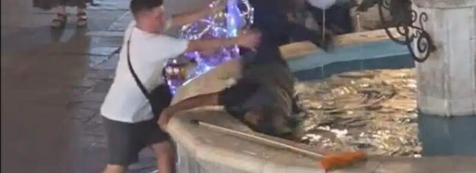 Εισαγγελική παρέμβαση μετά το βίντεο της ντροπής στη Ρόδο: Αναζητείται ο άντρας που έριξε τον άστεγο στο σιντριβάνι