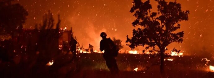 Δύσκολη νύχτα: Μεγάλη φωτιά ΤΩΡΑ – Ισχυροί άνεμοι στο σημείο