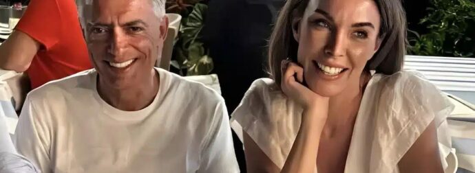 Ιέρεια του στυλ η Τατιάνα Στεφανίδου – Εμφανίστηκε με λευκό σανδάλι 610 εupώ για να φάει παϊδάκια