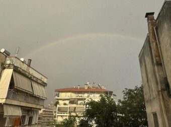 Καλοκαιρινό μπουρίνι σε πασίγνωστη περιοχή της χώρας – Ισχυρή βροχή, χαλάζι και ζημιές στην πόλη