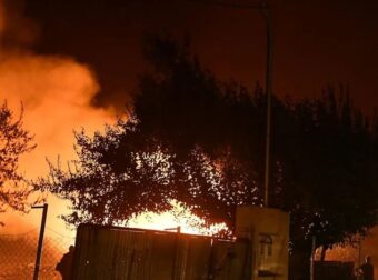 Φωτιά τώρα ανάμεσα σε σπίτια – Δύσκολη νύχτα
