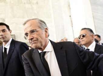 Κηδεία Λένας Σαμαρά: Συγκλονιστικές εικόνες αυτή τη στιγμή στο Νεκροταφείο – Έφτασε ο Αντώνης Σαμαράς μαζί με τον γιό του