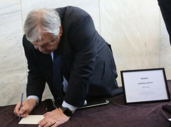 Κηδεία Λένας Σαμαρά: Η συγκλονιστική στιγμή που φτάνει η μητέρα της στο Νεκροταφείο – Δραματικές Εικόνες