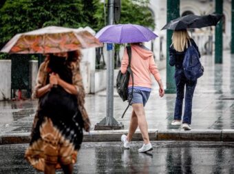 Φθινόπωρο μέσα στο καλοκαίρι – Ετοιμάστε μπουφάν, η μέρα που αλλάζει ριζικά ο καιρός με βροχές και κρύο
