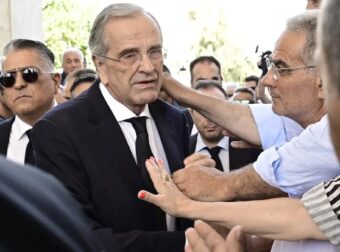 Κηδεία Λένας Σαμαρά: Καταρρακωμένος ο Αντώνης Σαμαράς και η σύζυγός του, Γεωργία – Η λέξη που ψέλλισε