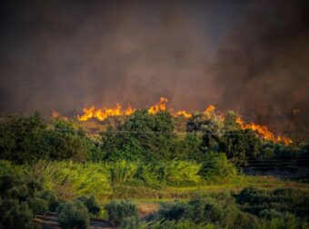 Καίγονται σπίτια, έκλεισε η Πατρών – Πύργου
