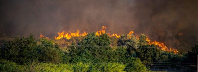 Καίγονται σπίτια, έκλεισε η Πατρών – Πύργου