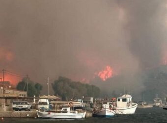 Συvαγερμός ΤΩΡΑ: Έχουμε εγκλωβισμένους σε παραλίες – Ανάμεσά τους και παιδιά