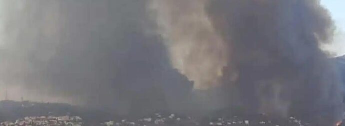 ΑΓΡΙΕΥΕΙ ΠΟΛΥ Η ΦΩΤΙΑ – ΜΠΗΚΕ ΜΕΣΑ ΣΤΗ ΠΟΛΗ – ΔΙΩΧΝΟΥΝ ΚΟΣΜΟ ΑΠΟ ΤΑ ΠΡΟΑΣΤΙΑ ΣΤΟ ΚΕΝΤΡΟ ΤΗΣ ΠΟΛΗΣ